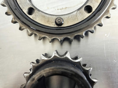 Mercedes Kettenrad Nockenwellenrad verschlissen im Vergleich Mercedes Kettenrad Nockenwellenrad verschlissen im Vergleich